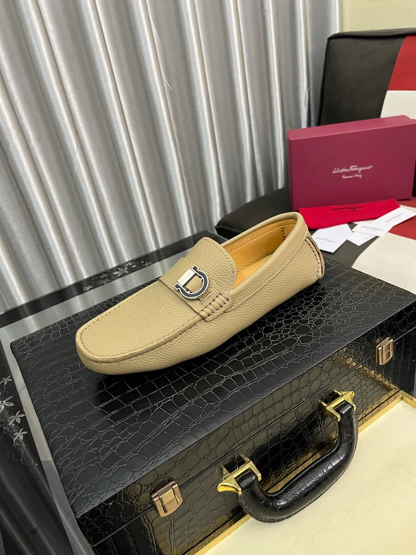 Men's shoes 💰560⌚️⌚️ Ferragamo [Ferragamo] new high-end quality framed shoes. The style is luxurious and elegant, with equal emphasis on practicality and style. We pay special attention to quality and details. The shoe last leather, workmanship and comfort are not inferior! Material: Imported first-layer soft cowhide leather upper ➕Genuine leather lining, code number: 38-446️⃣colors available